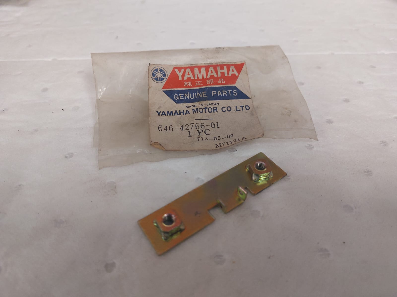 BRACKET 646-42766-01  YAMAHA